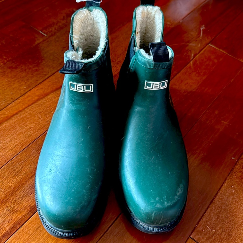 JBU fleece lined rain boots. Size 8. They are a forest green color.